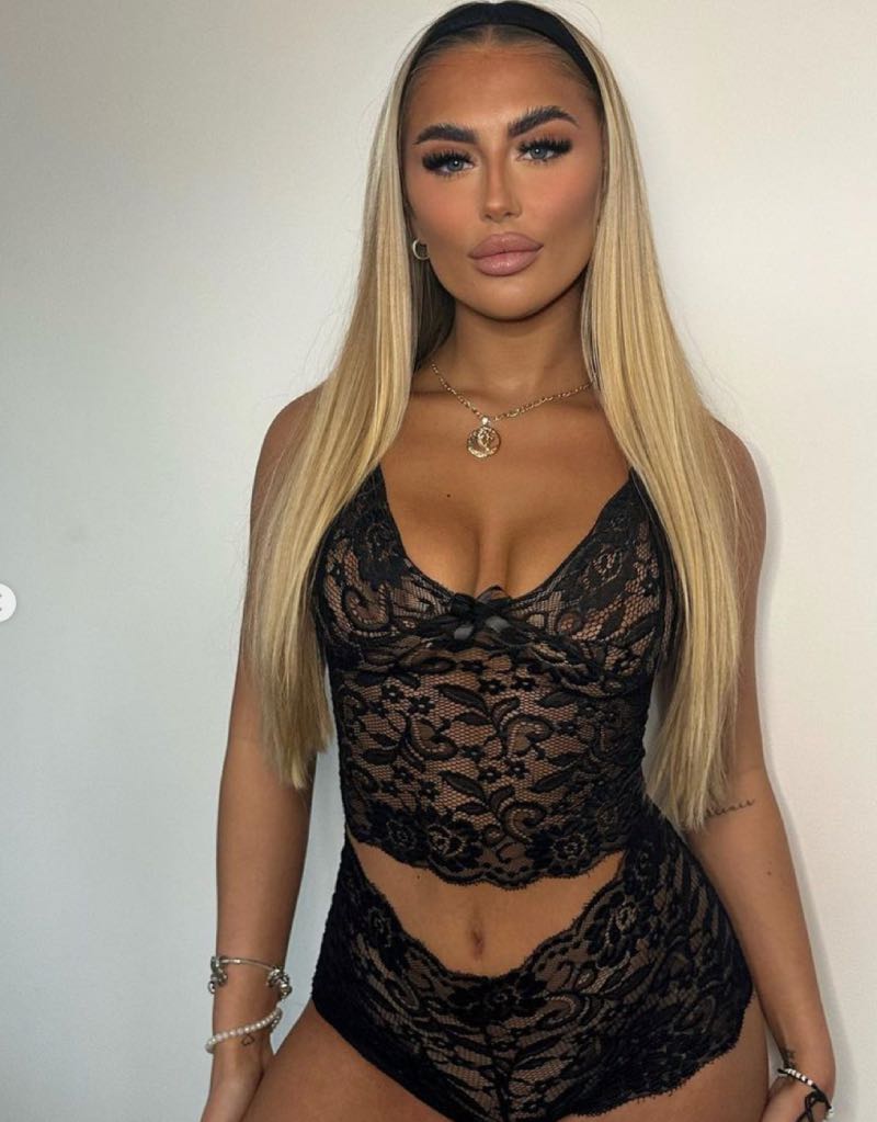 Em Leah in zwart sexy outfitje