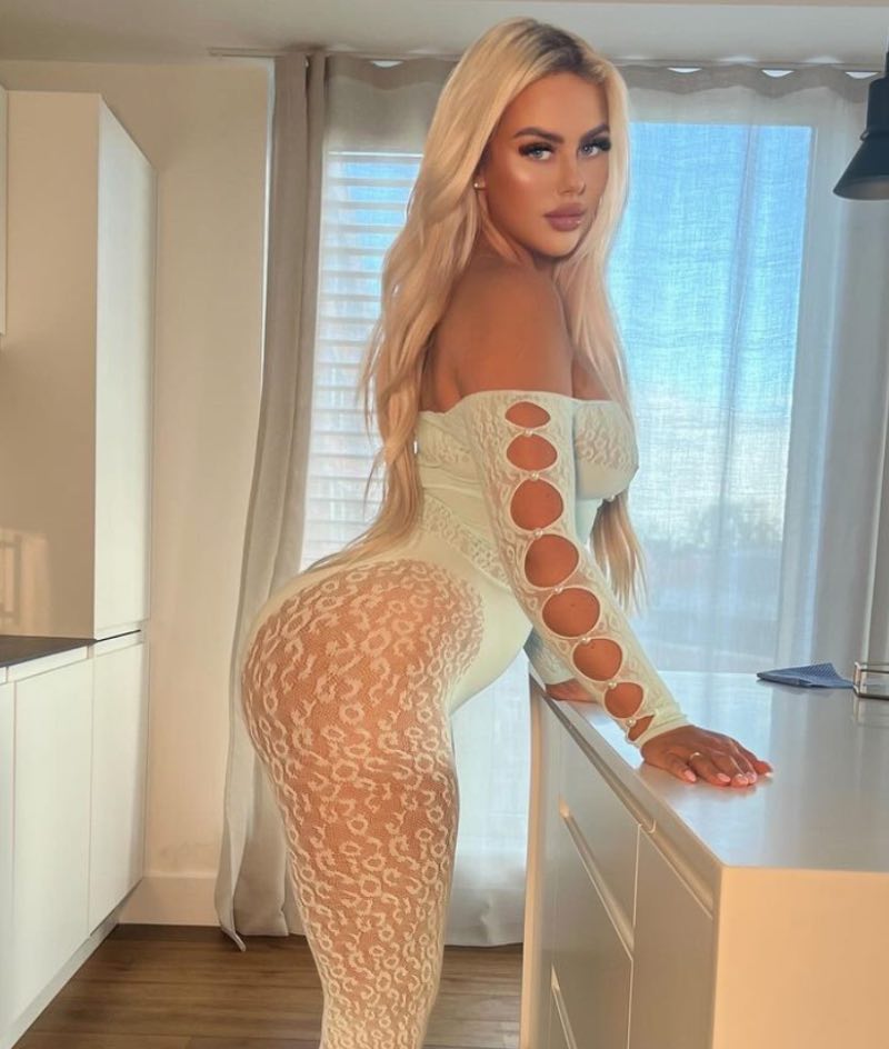 Jasmine met heerlijke billen