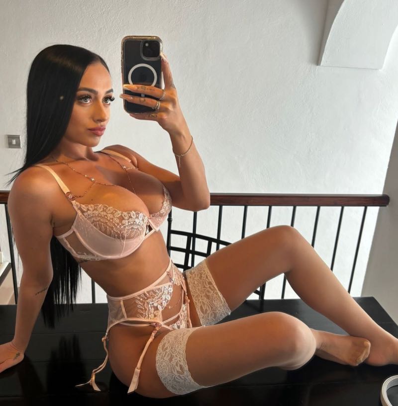 Megs in witte lingerie 