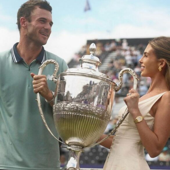 Paige and Tommy beker