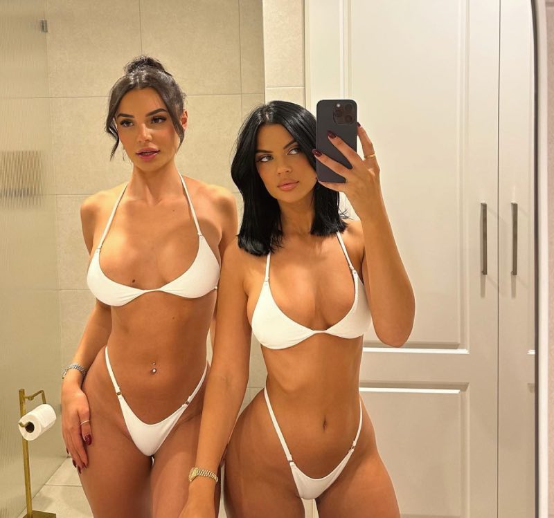 Sam in witte bikini met vriendin 