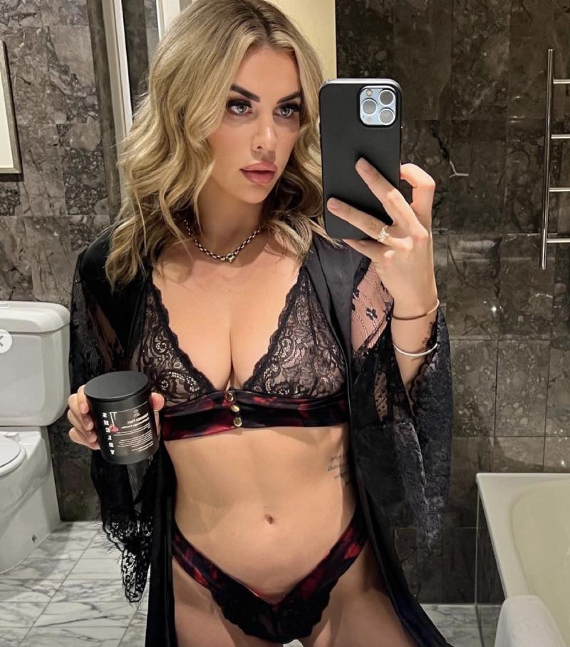 Shelby in lingerie in badkamer