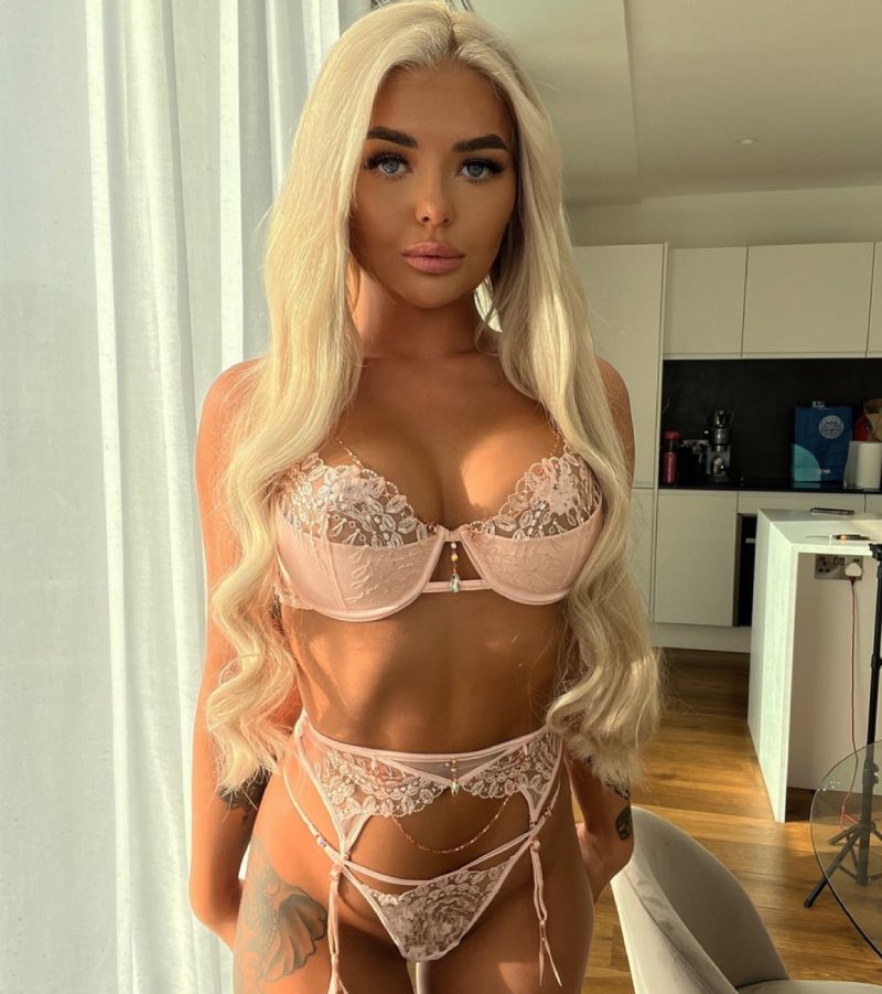 Soph in roze lingerie 