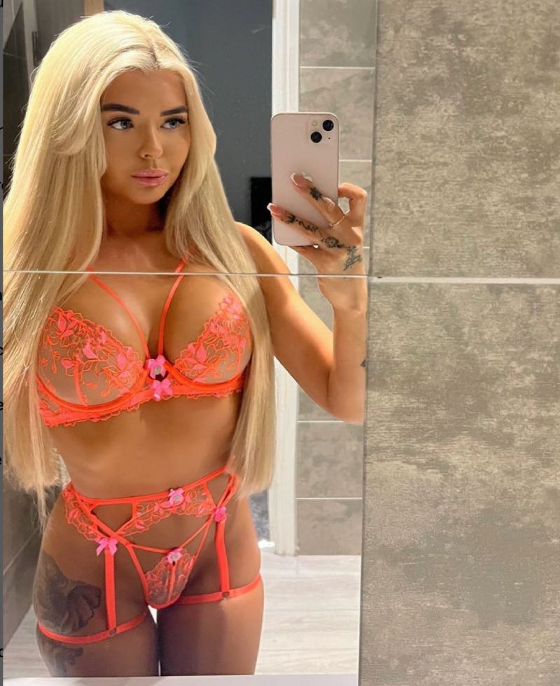 Spiegel foto met oranje lingerie 