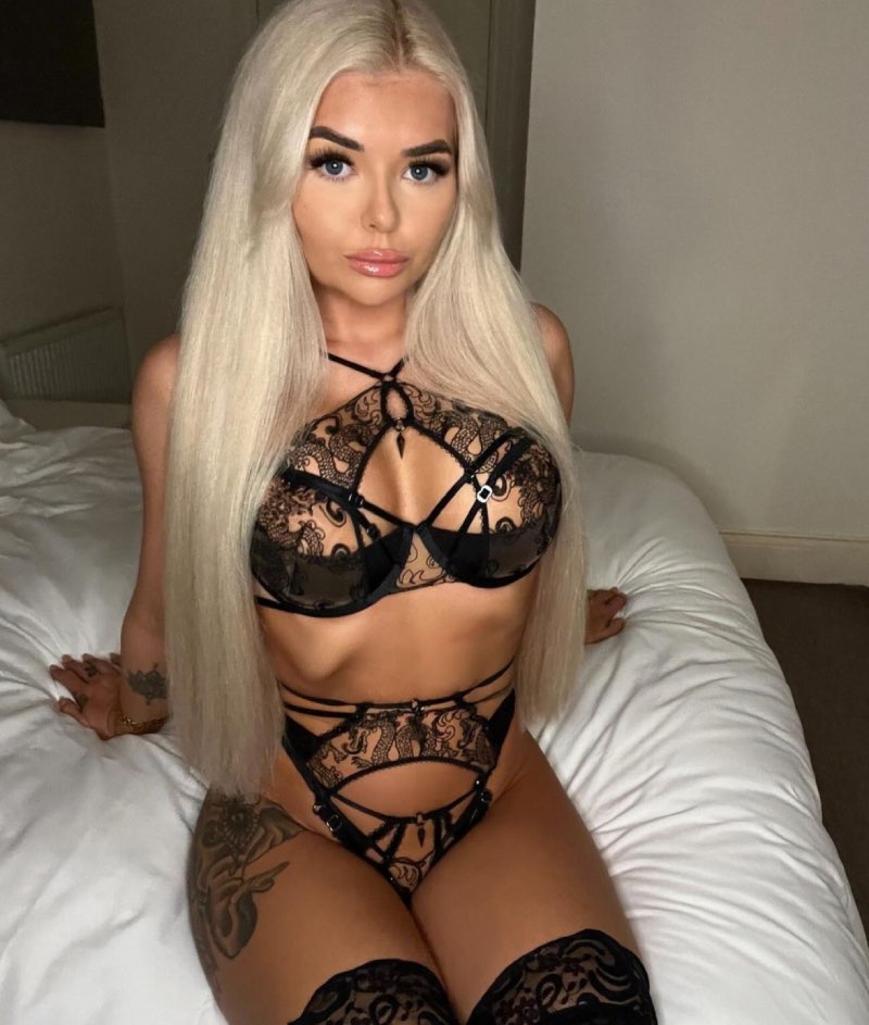 Zwarte lingerie op bed 