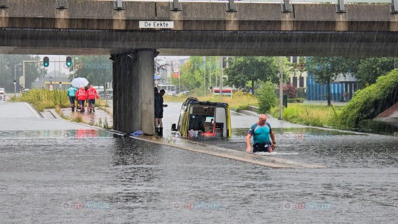 Ambulance onder brug
