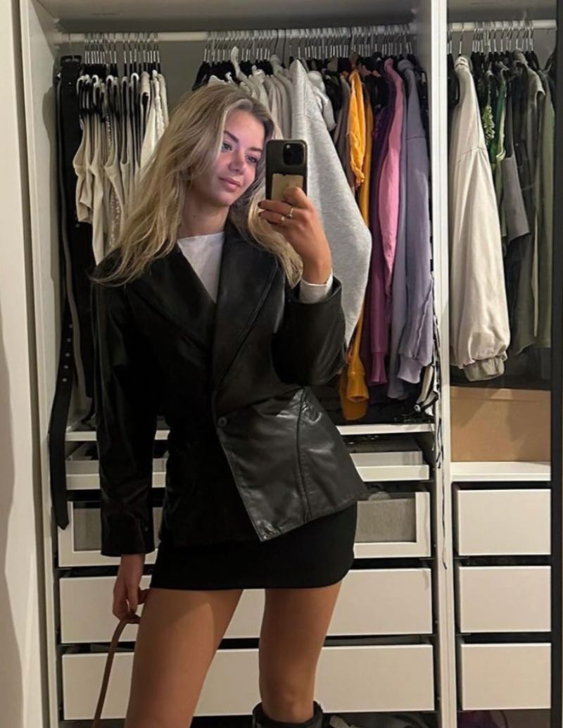 Carlijn in zwarte outfit