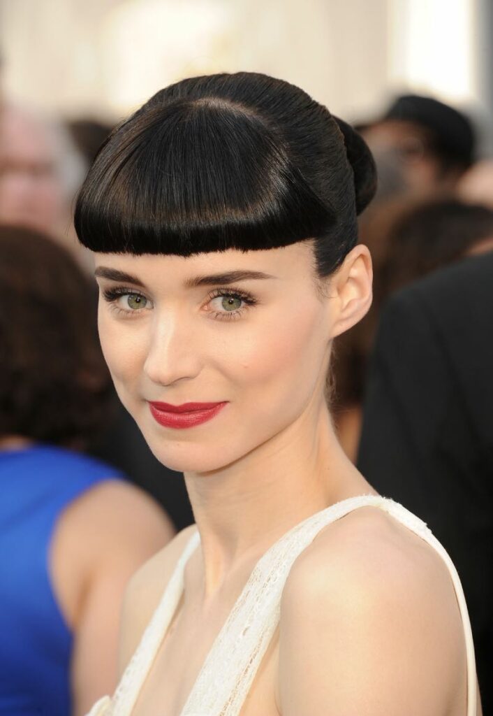 Mara Rooney en scarlet 