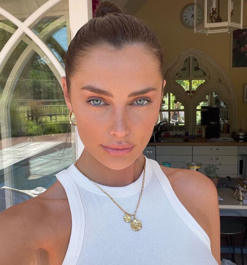 Selfie babe