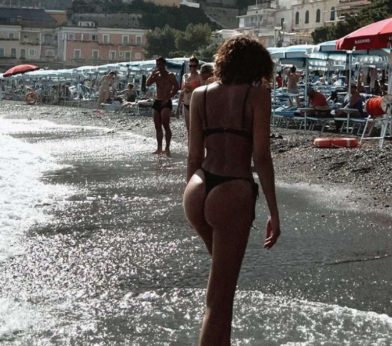 Rebecca op strand