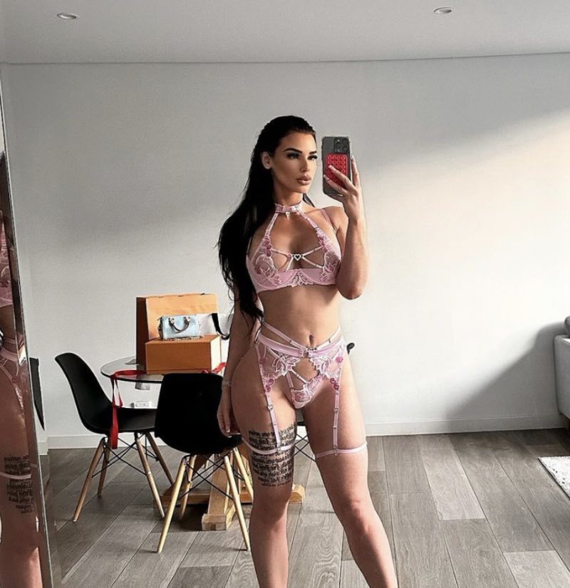 Rosie in roze lingerie