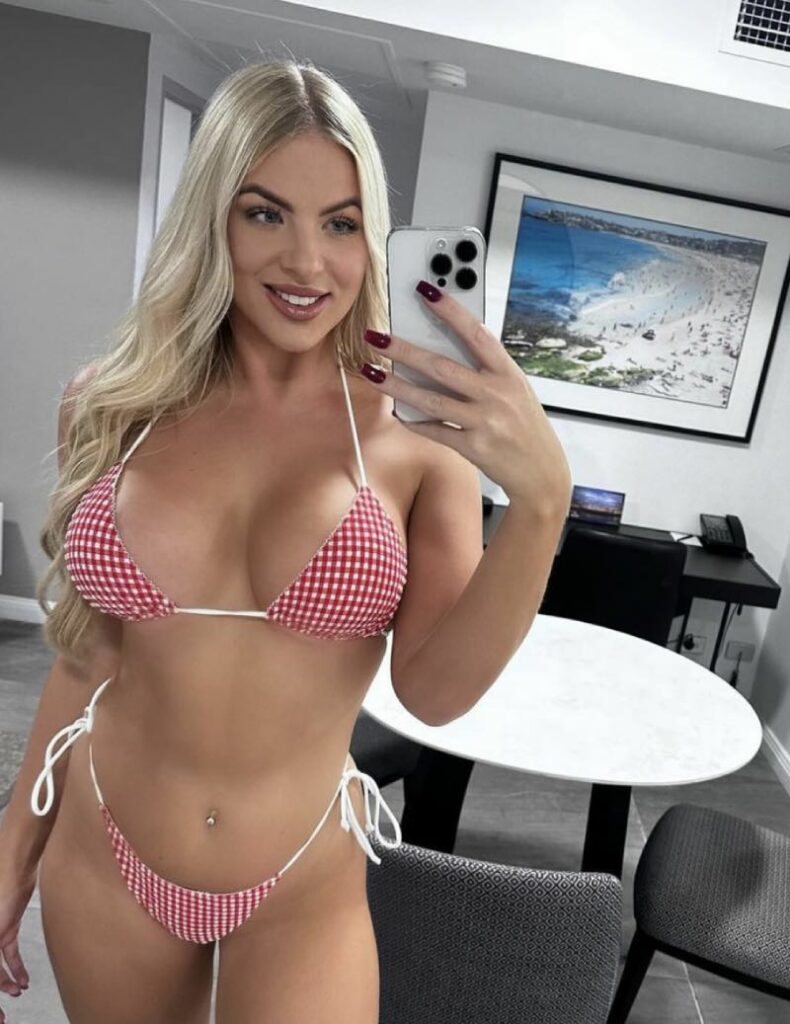 Roxy in roze bikini