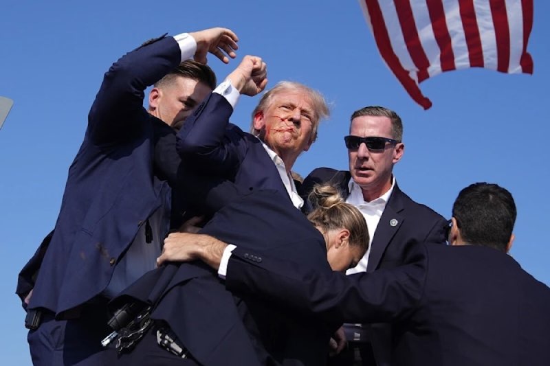 Trump met vuist 