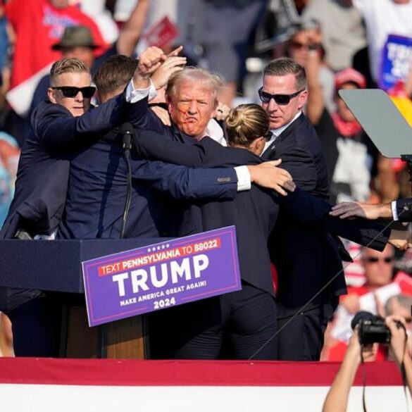 Trump met vuist in lucht