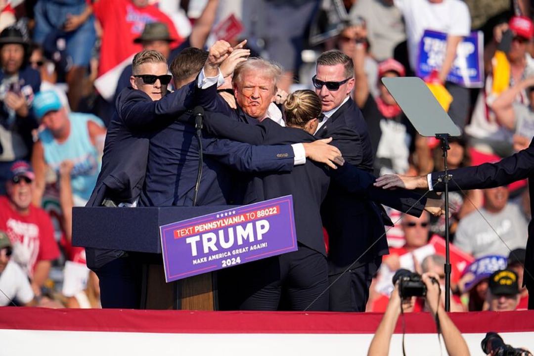 Trump met vuist in lucht