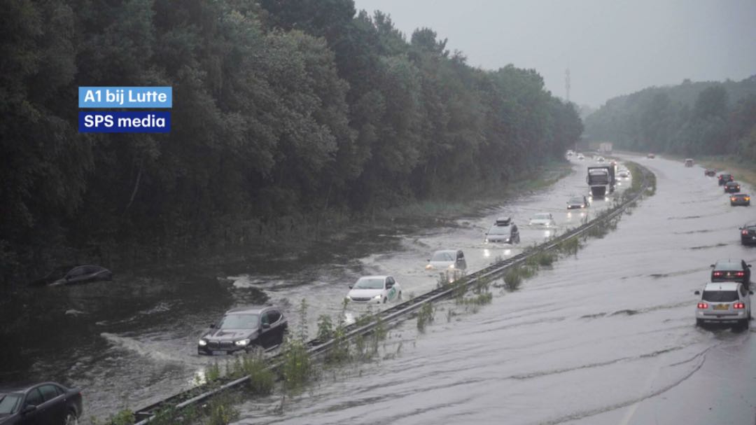 Snelweg onderwater regen