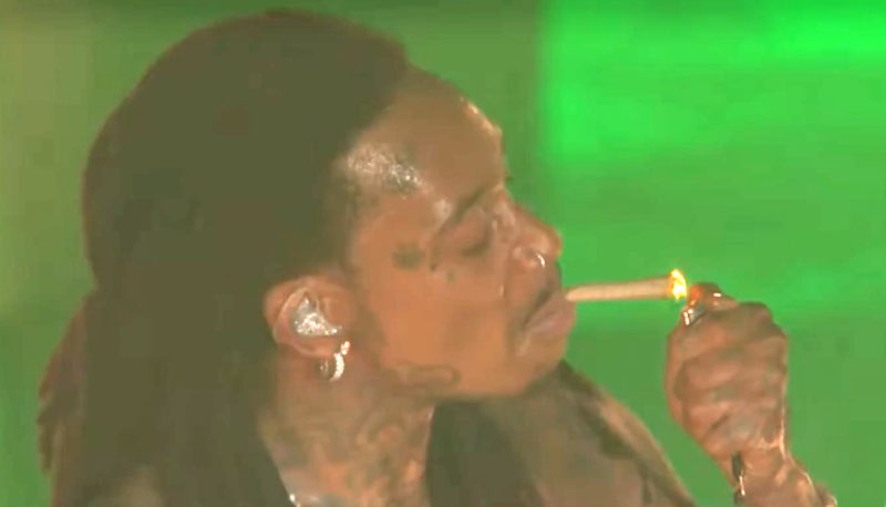 Wiz khalifa rookt tijdens optreden 