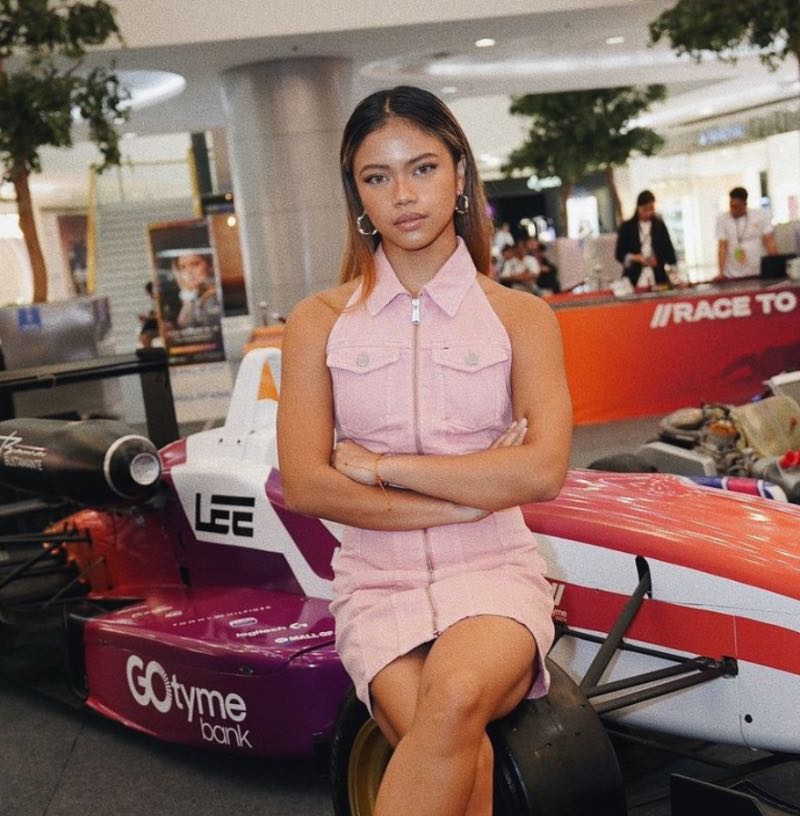 Bianca op racewagen.