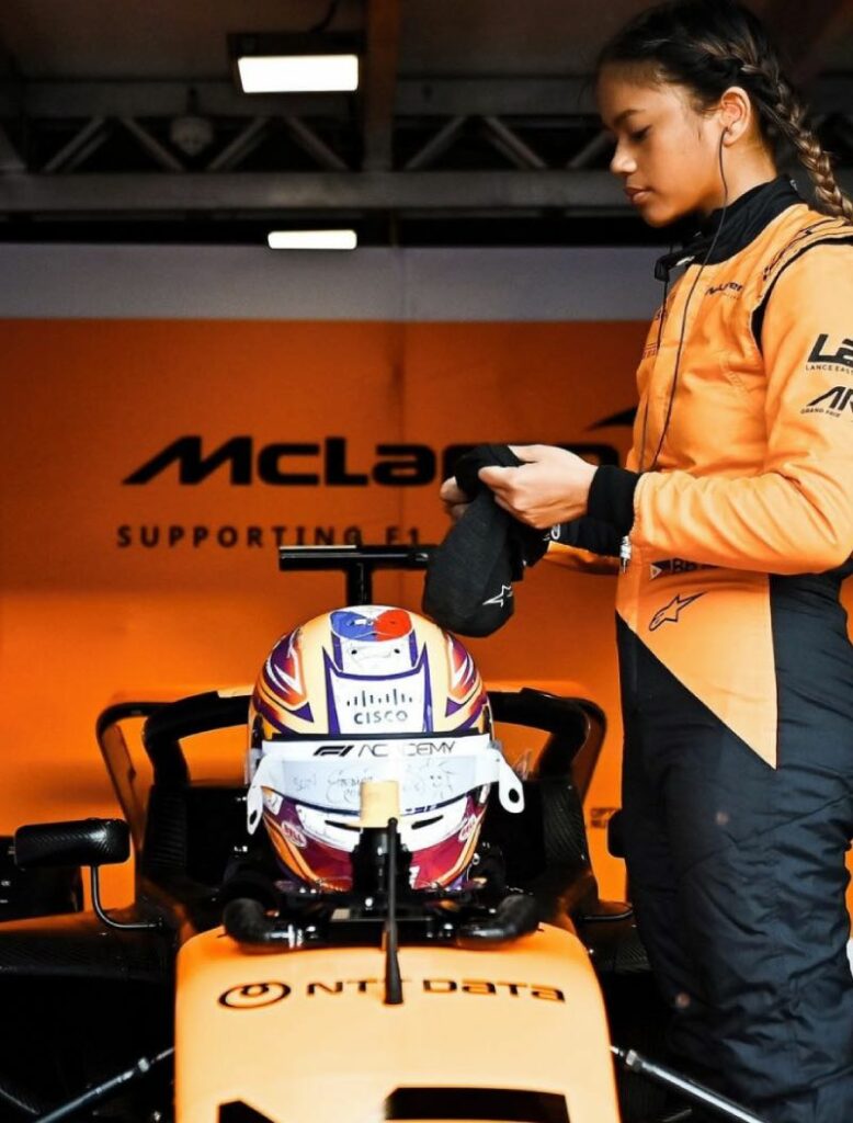 Bianca naast race auto