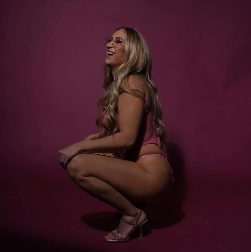 Brianna in sexy paarse lingerie