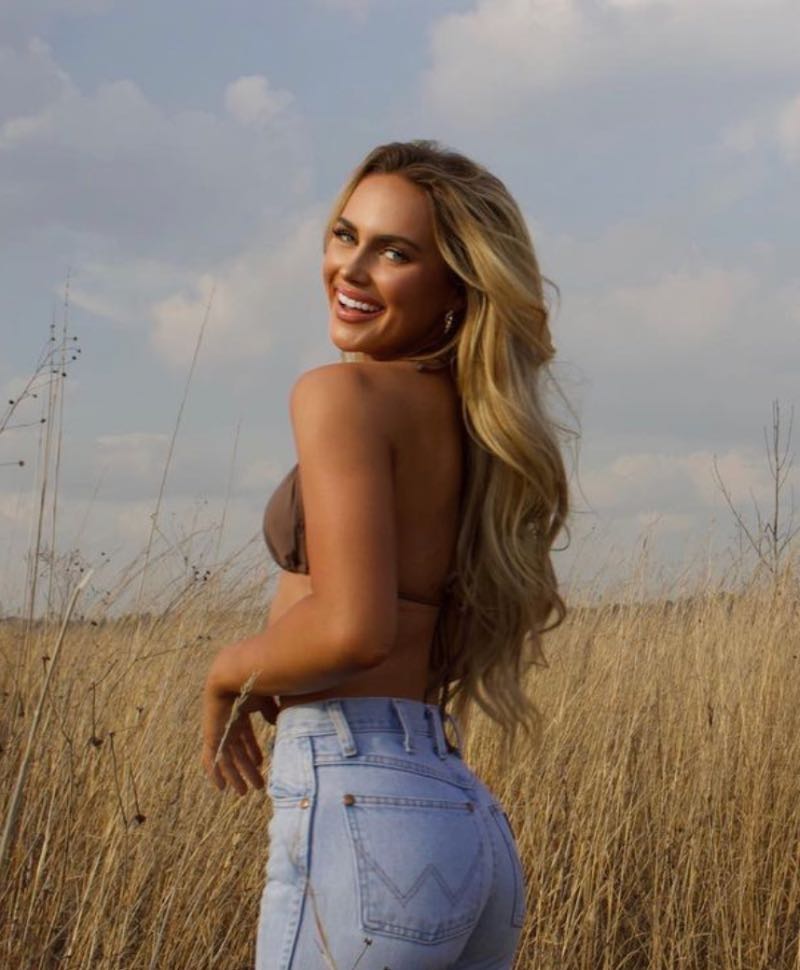 Hete babe in veld