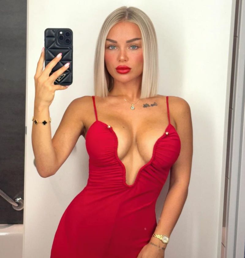 Emmy in rood 
