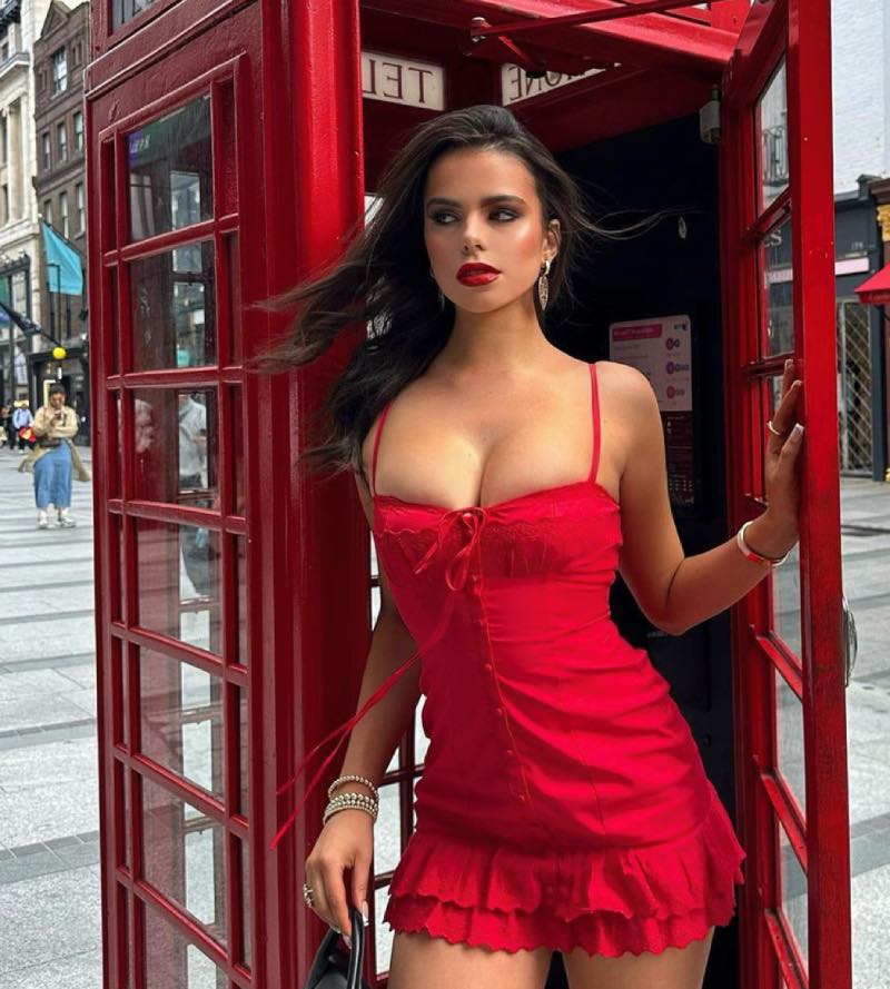 Izabella in rode jurk
