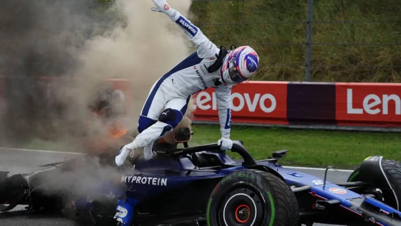 Logan Sargeant springt uit wagen 