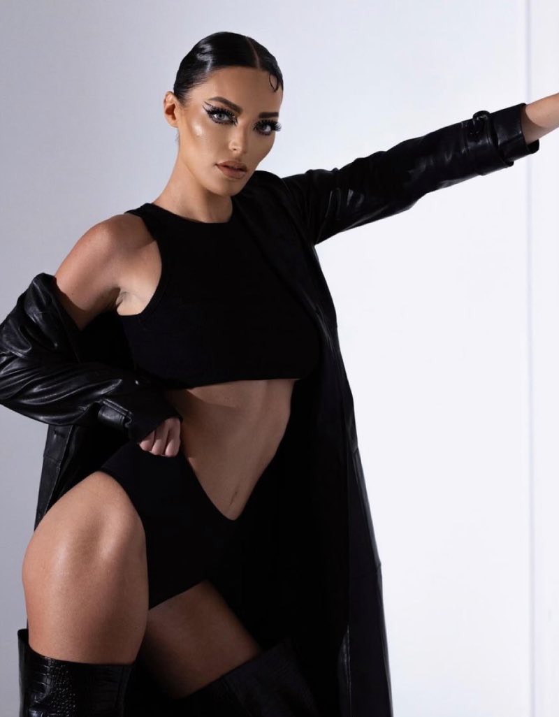 Nikki in coole outfit