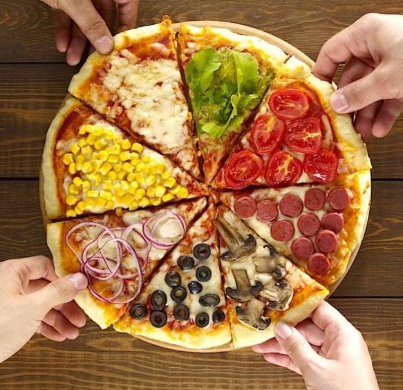 Een pizza met verschillende toppings