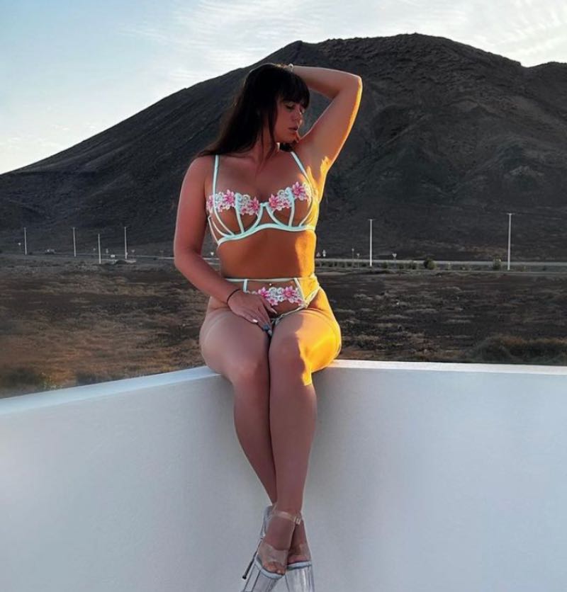 Shannon in lingerie buiten