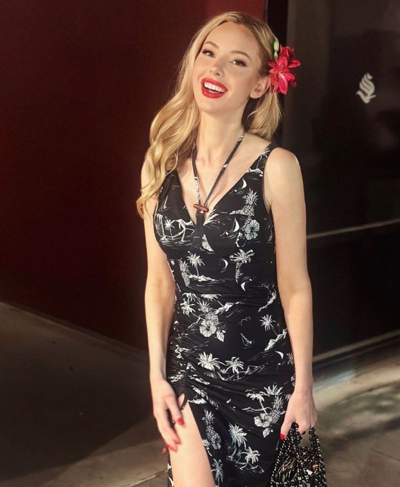 Tiffany in sexy jurk