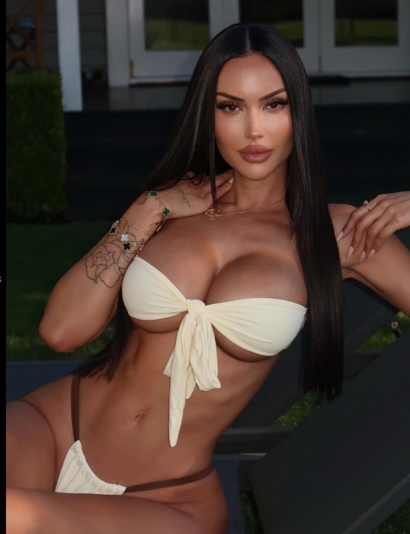 Analese in witte bikini