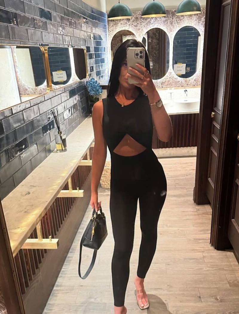 Babe in winkel met sexy outfit