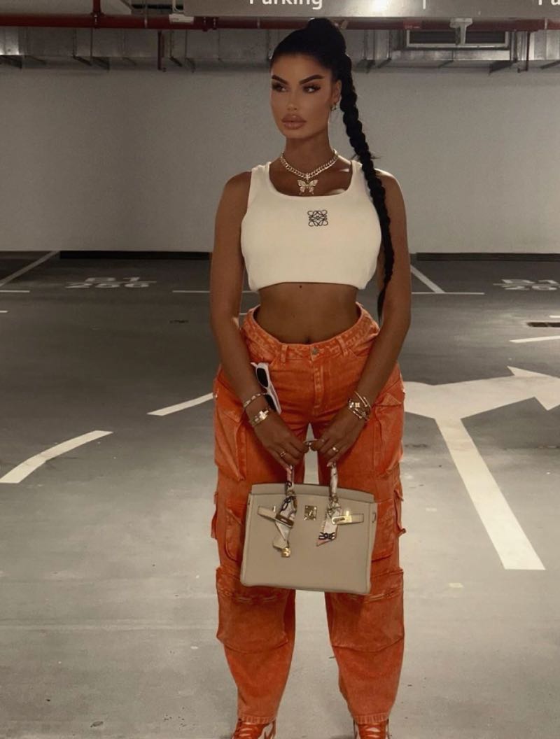 Bella in oranje broek