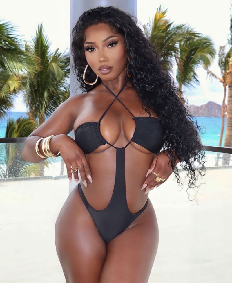 Sexy babe in bikini
