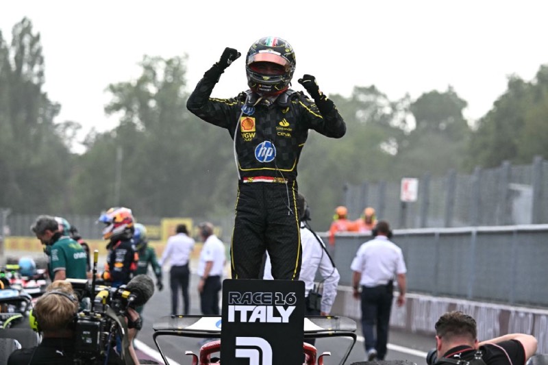 Charles wint in zwart Voor ferrari
