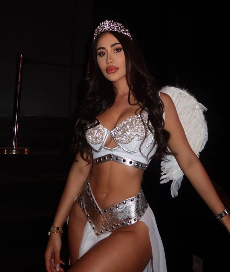 Ester in witte lingerie