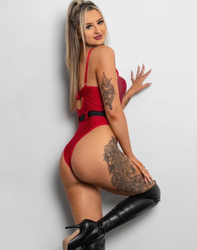 Megan in rood