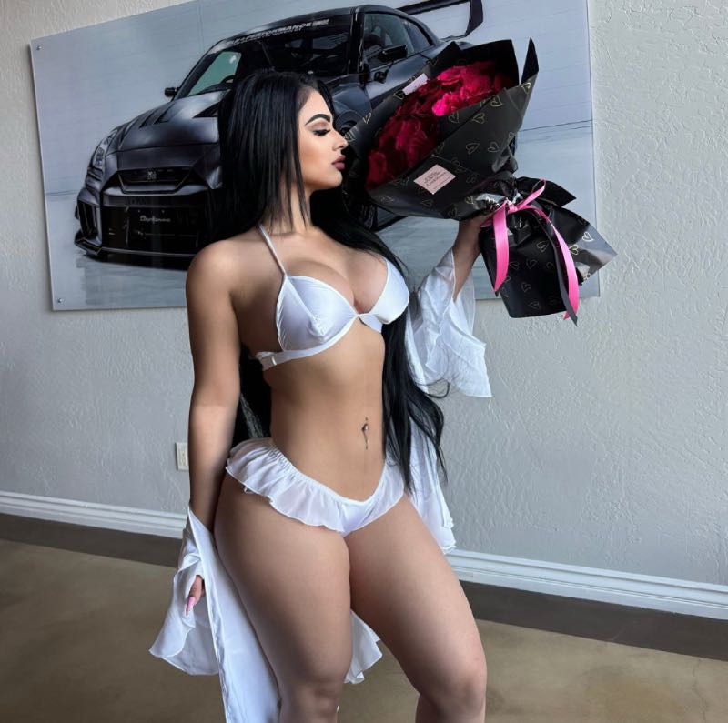 Babe in witte lingerie