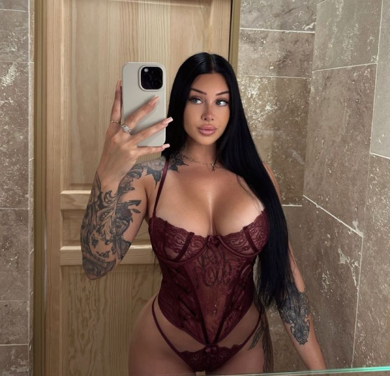 Sexy babe in rode lingerie