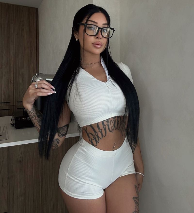 Valerie in witte sport outfit