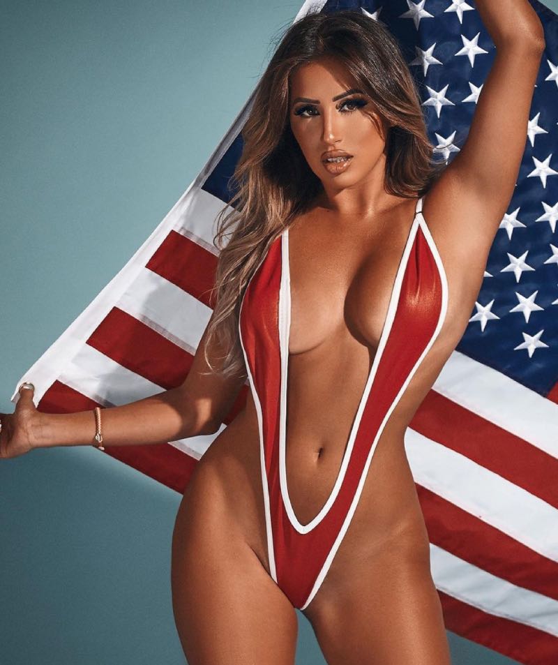 Brandy dikke tieten in monokini