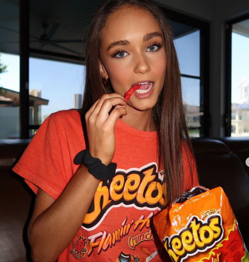 Lauren eet cheetos