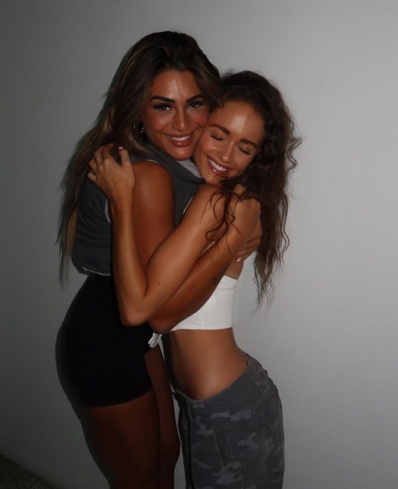 Sexy babes knuffelen