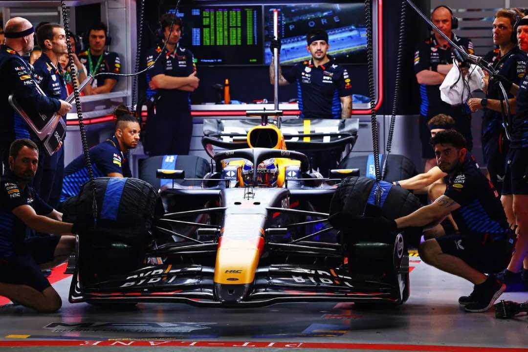 Max Verstappen in auto