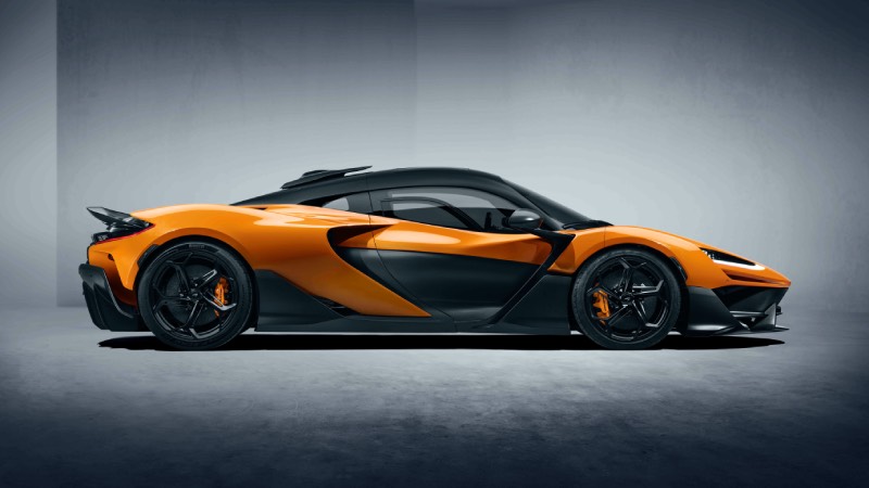 McLaren W1 in oranje