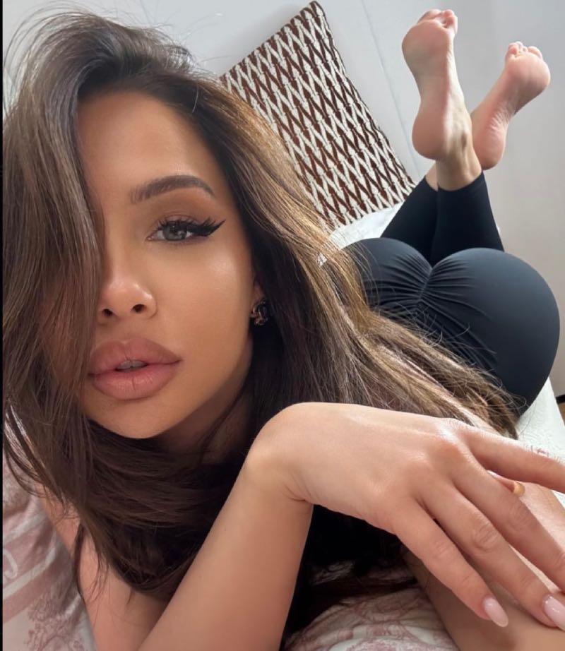 Babe op bed in zwart