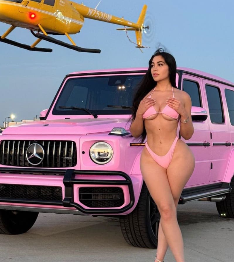 Jailyne in bikini voor roze bmw