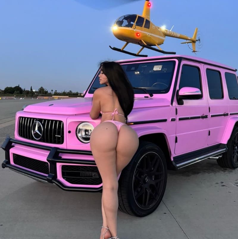 Jailyne's bolle billen voor Mercedes G-Wagon